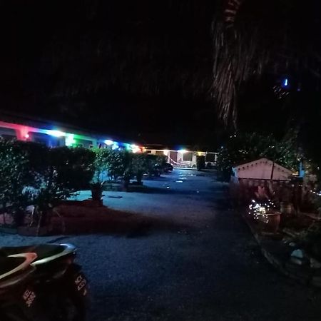 Rainbow Bed N Bfast Hostel Pantai Cenang  Bagian luar foto