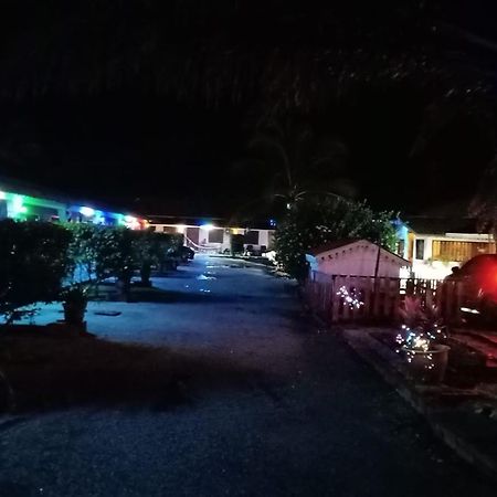 Rainbow Bed N Bfast Hostel Pantai Cenang  Bagian luar foto