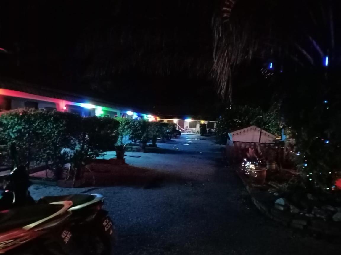 Rainbow Bed N Bfast Hostel Pantai Cenang  Bagian luar foto