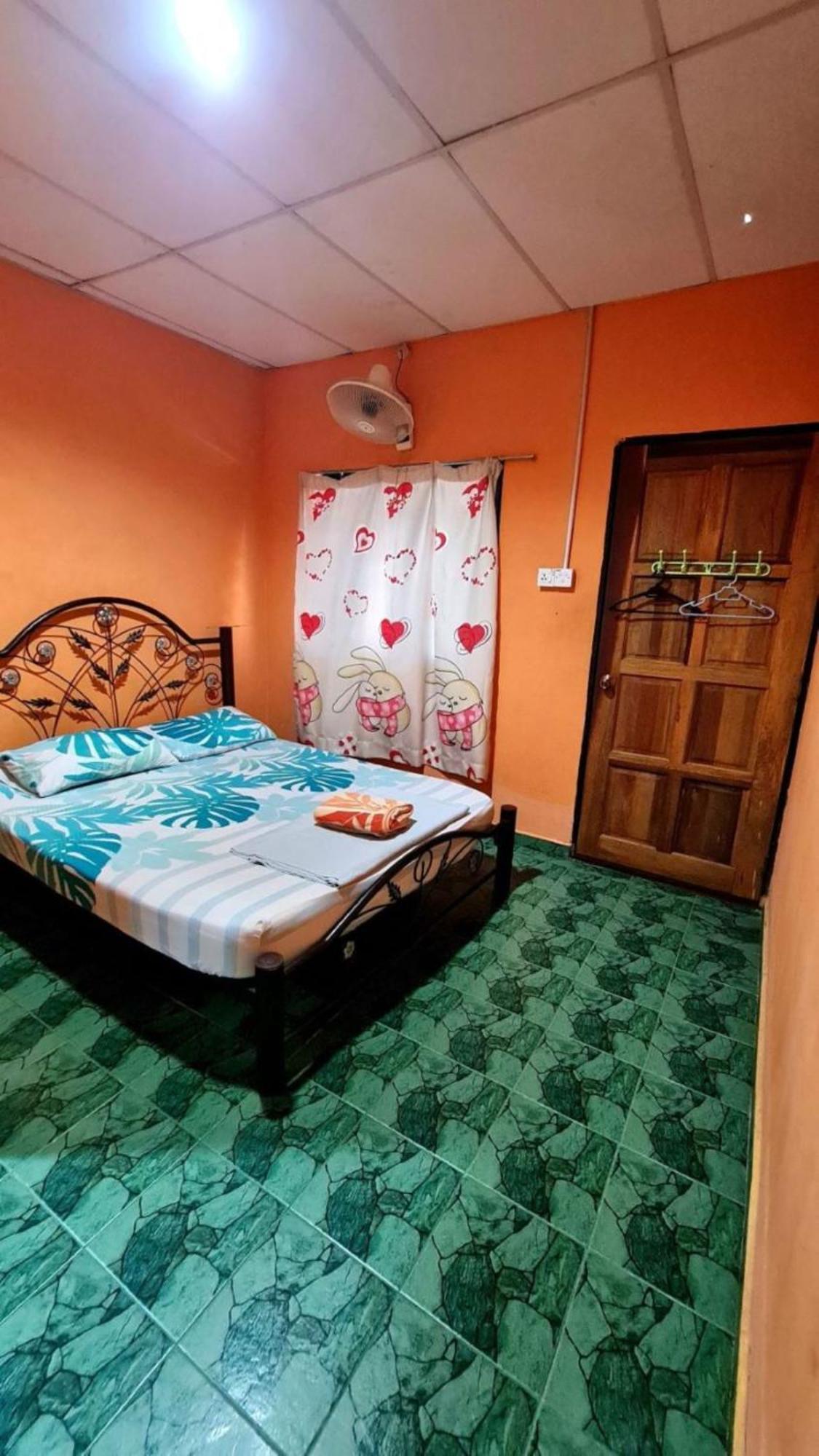 Rainbow Bed N Bfast Hostel Pantai Cenang  Bagian luar foto