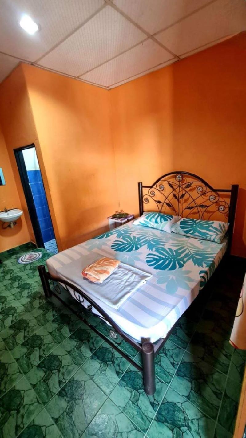Rainbow Bed N Bfast Hostel Pantai Cenang  Bagian luar foto